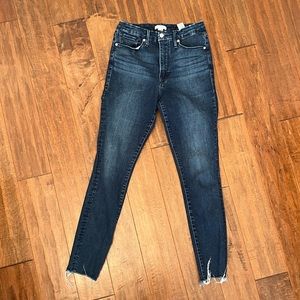 Good American skinny cropped jeans. Raw edge and has stretch. Size 10/30